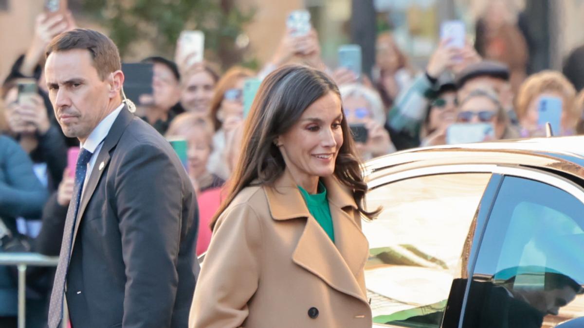 El look de la reina Letizia con abrigo de Carolina Herrera en Salamanca
