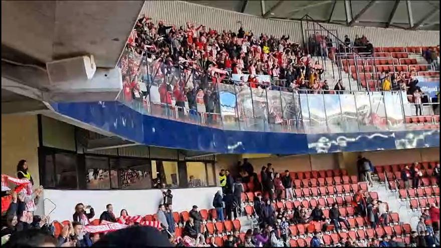 La celebració dels aficionats del Girona presents al camp de l'Osasuna amb els jugadors