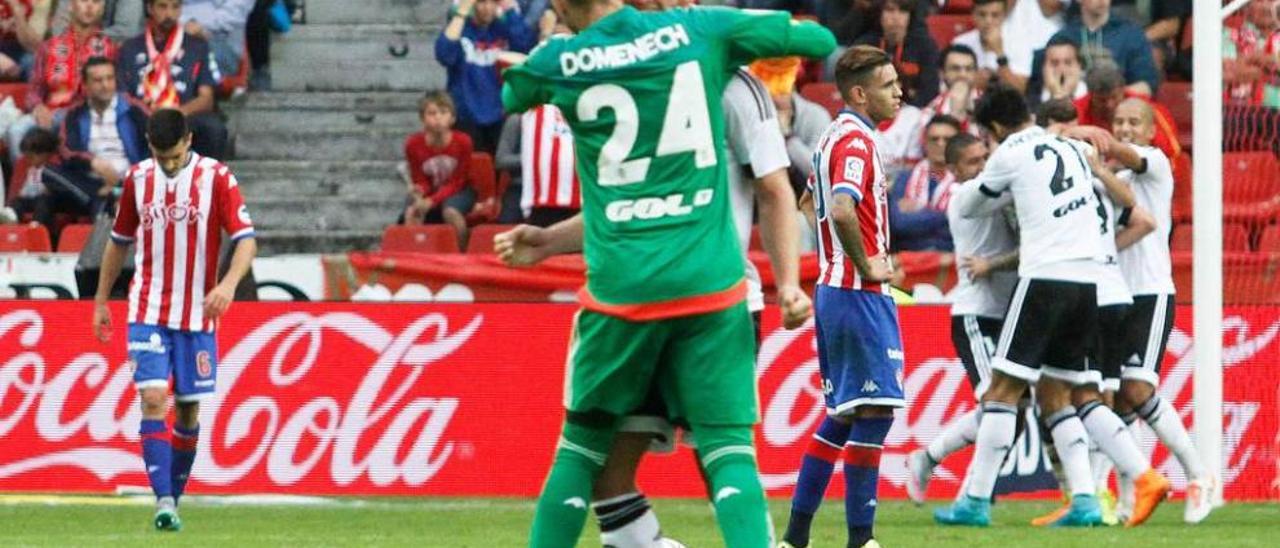 Domenech celebra con Mustafi el gol de Alcácer, que sus compañeros festejan al fondo ante la desesperación de Sergio y Sanabria.