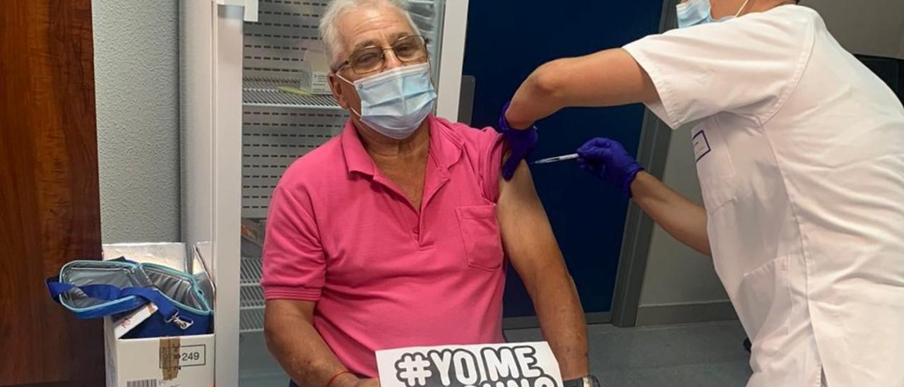 Un paciente se vacuna en un centro de salud de Lanzarote.