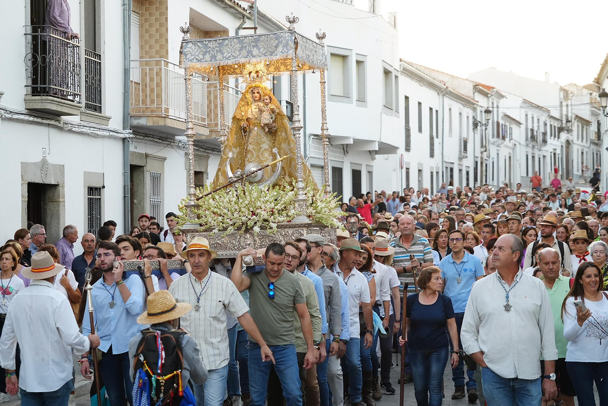 La Virgen de Luna abandona Villanueva de Córdoba para regresar a su santuario