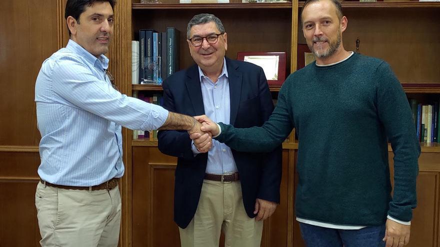 José María León López, propietario de la adjudicataria de las obras, el alcalde Antonio Moreno Ferrer y David Vilches, concejal de Contratación.