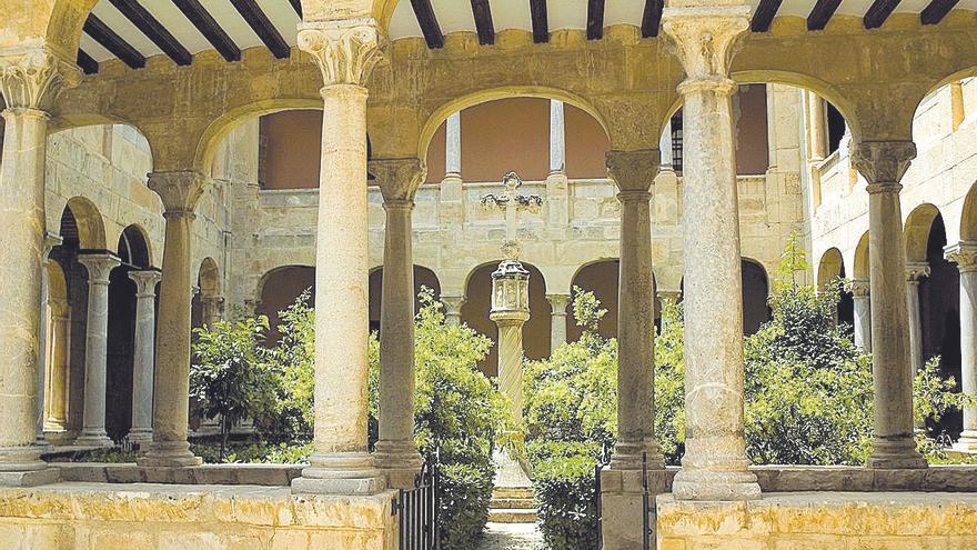 El centro histórico de Orihuela ofrece infinidad de lugares que visitar como el Claustro de la Catedral.