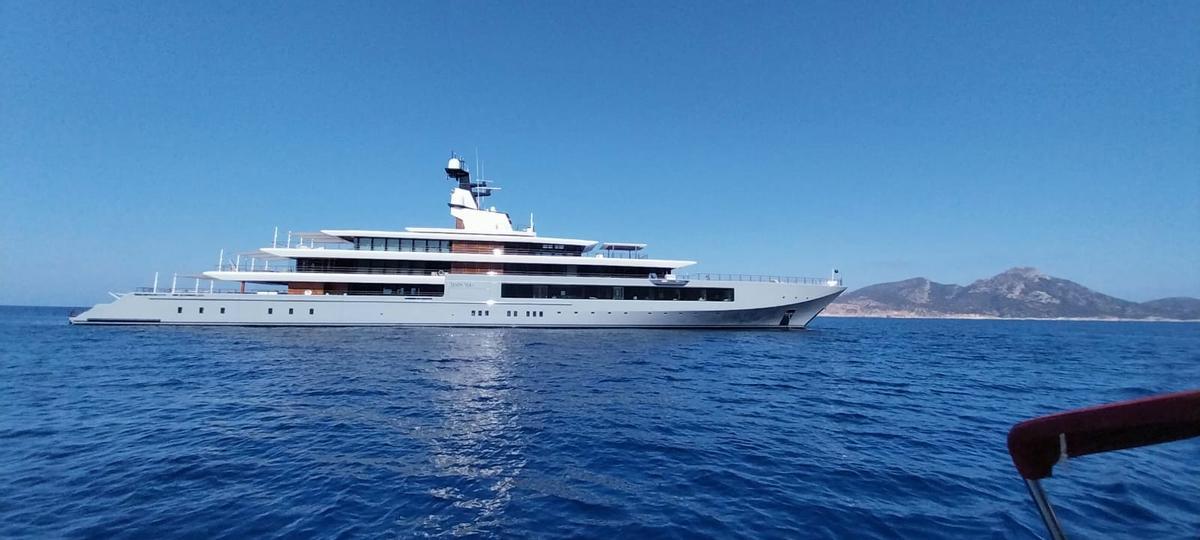 El megayate 'Seven Seas' de Steven Spielberg, valorado en 250 millones de dólares, fondeado frente a Andratx