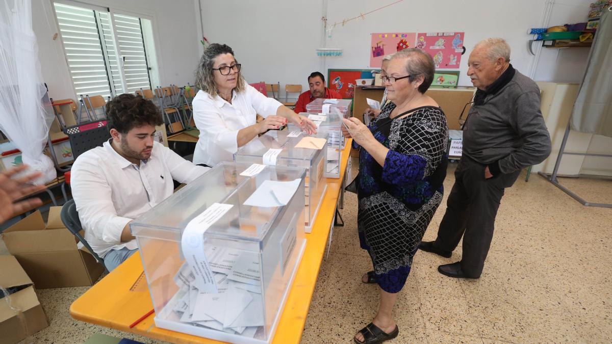 Una mujer deposita su voto en una de las urnas del colegio de Sant Ciriac durante las elecciones autonómicas y municipales de 2019.