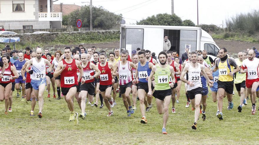 Un instante de la salida de la carrera absoluta en una edición anterior del cross en Oia. // Marta G. Brea