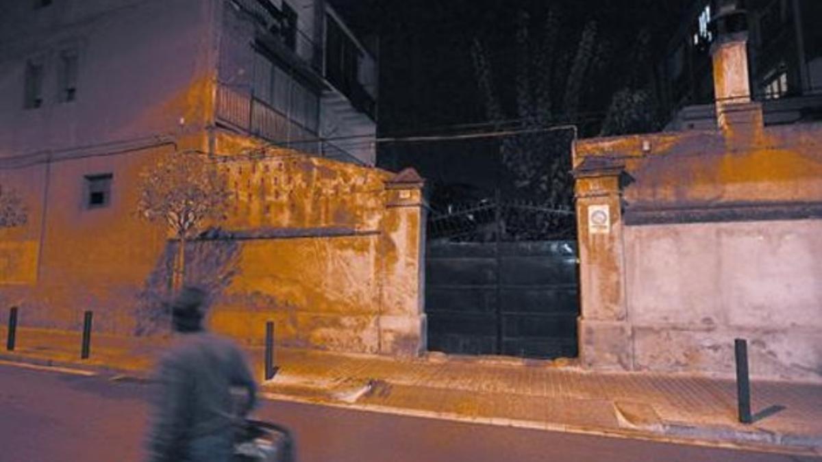 Portal de Provença, 41 donde los Mossos montaron, ayer, la operación para capturar a un grupo armado.