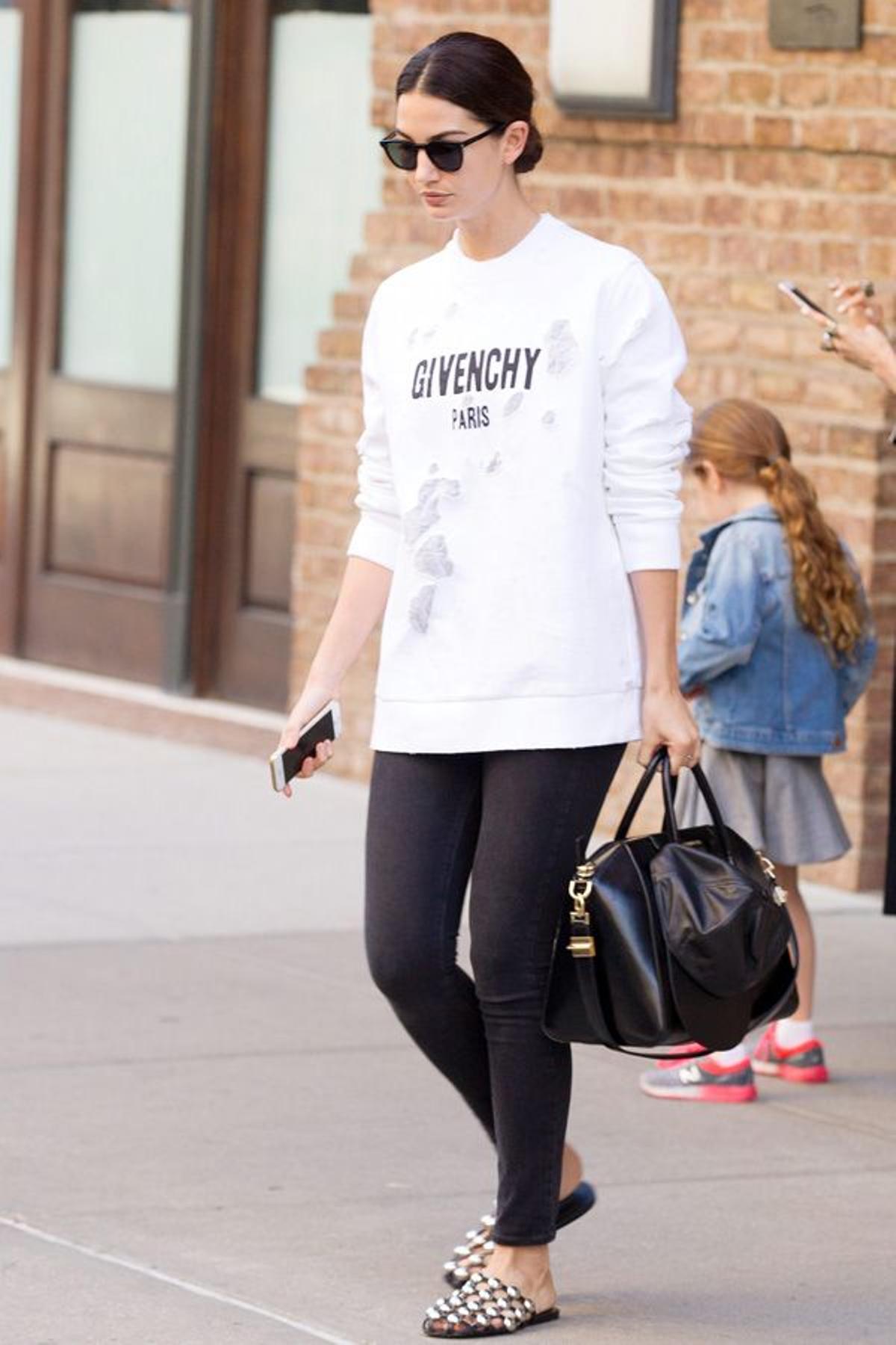 Lily Aldridge con las Amelia Flat de Alexander Wang