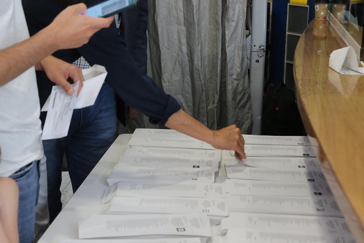 Ambiente durante la jornada de votación en les Escoles Pies de Balmes, en Barcelona