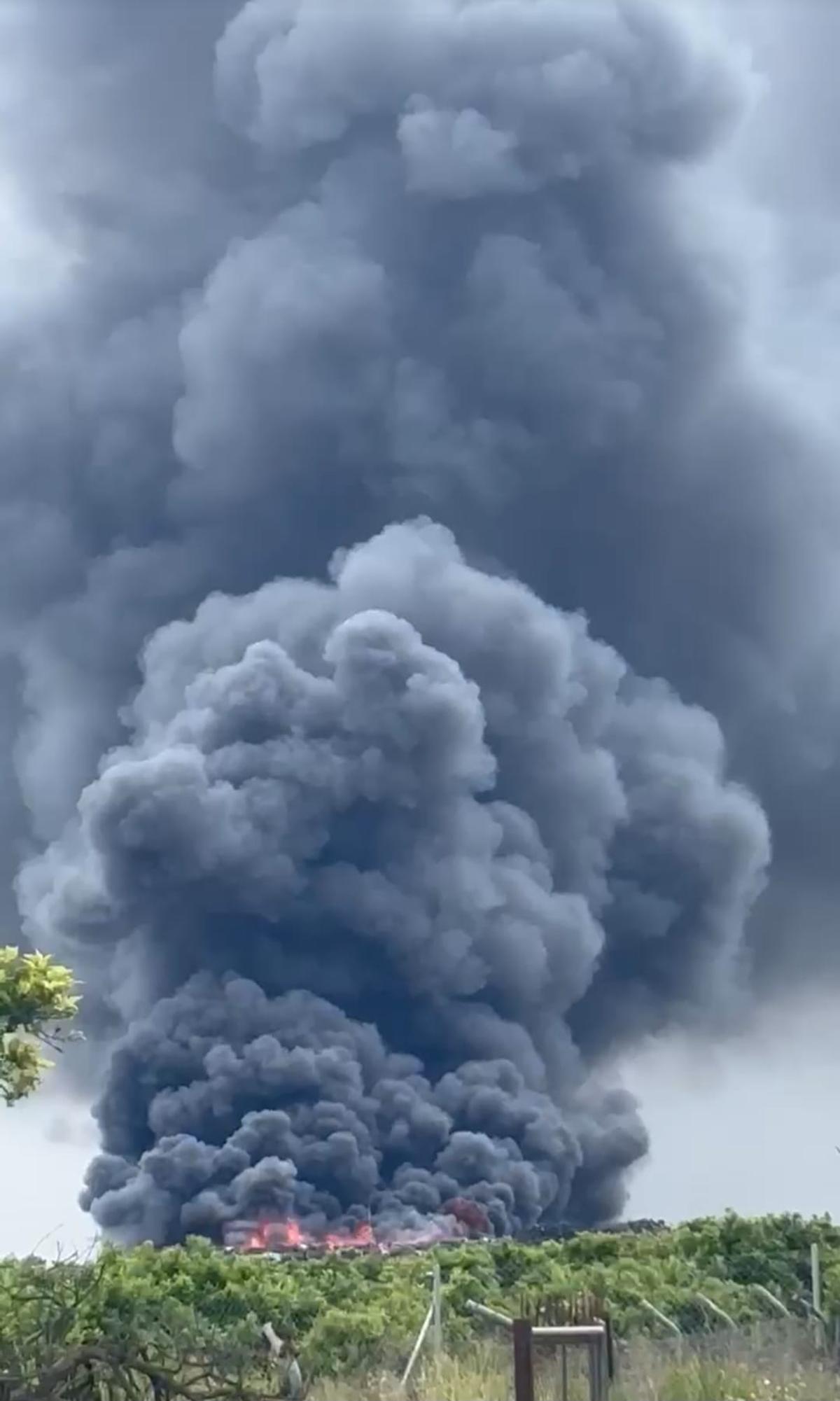 Una gran columna de humo de un incendio en Orihuela alerta a los vecinos Una gran columna de humo de un incendio en Orihuela alerta a los vecinos