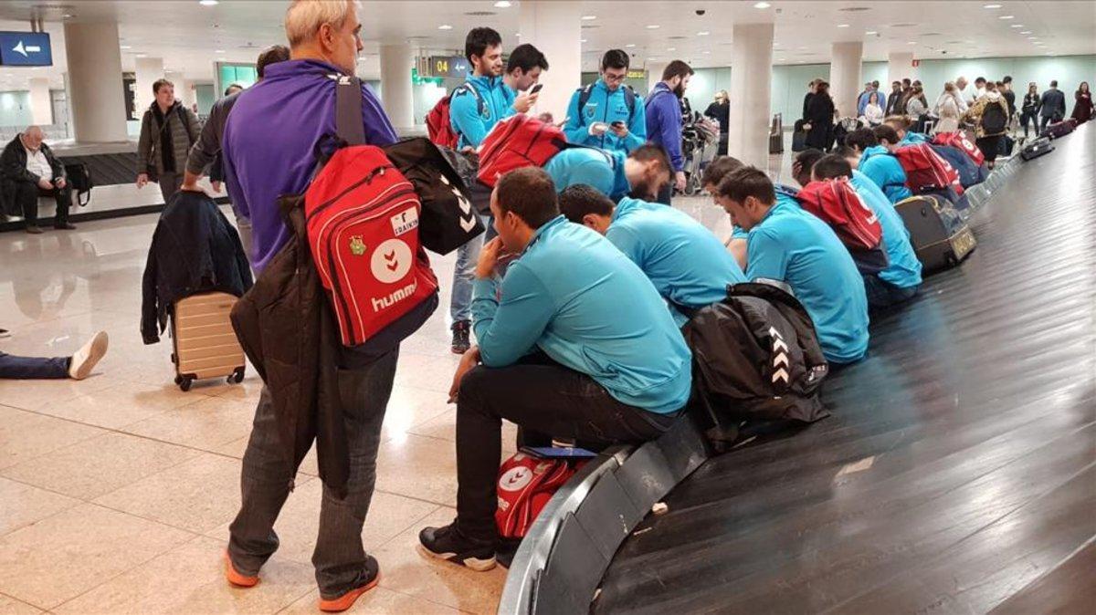 La expedición vallesana, esperando los equipajes