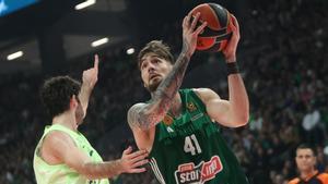 Juancho Hernangómez frente a Àlex Abrines.