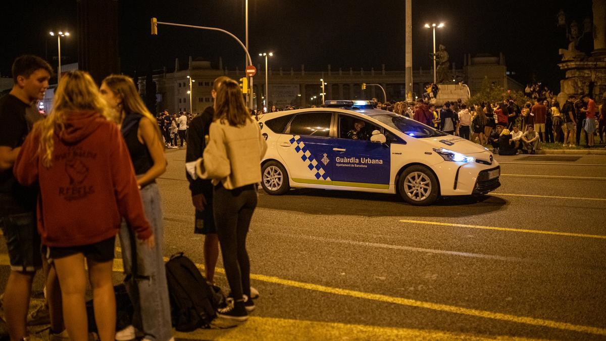 Un cotxe de policia vigilant el primer dia de festes de la Mercè.