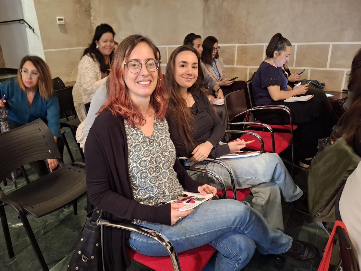 Nereida Pérez y Gisella García, de la Asociación Nueva Vida, durante su participación en las jornadas celebradas en Badajoz.