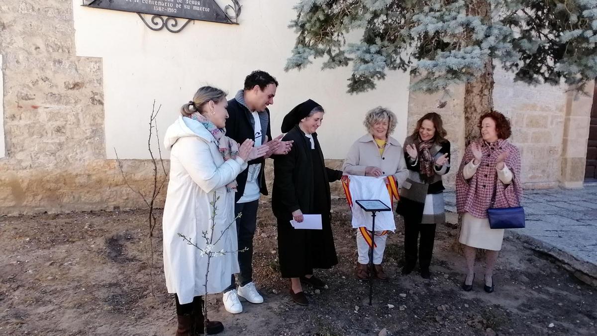 Participantes en el homenaje descubren junto al convento la placa dedicada a la rosa
