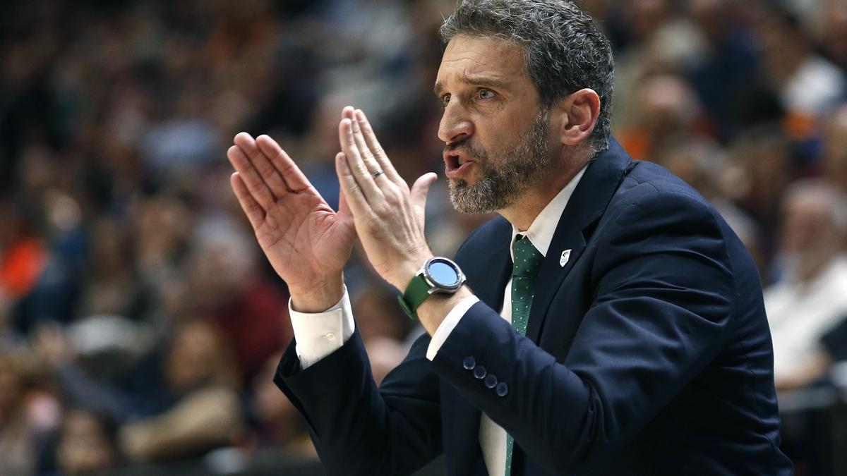 Ibon Navarro da instrucciones a sus jugadores ante el Valencia Basket