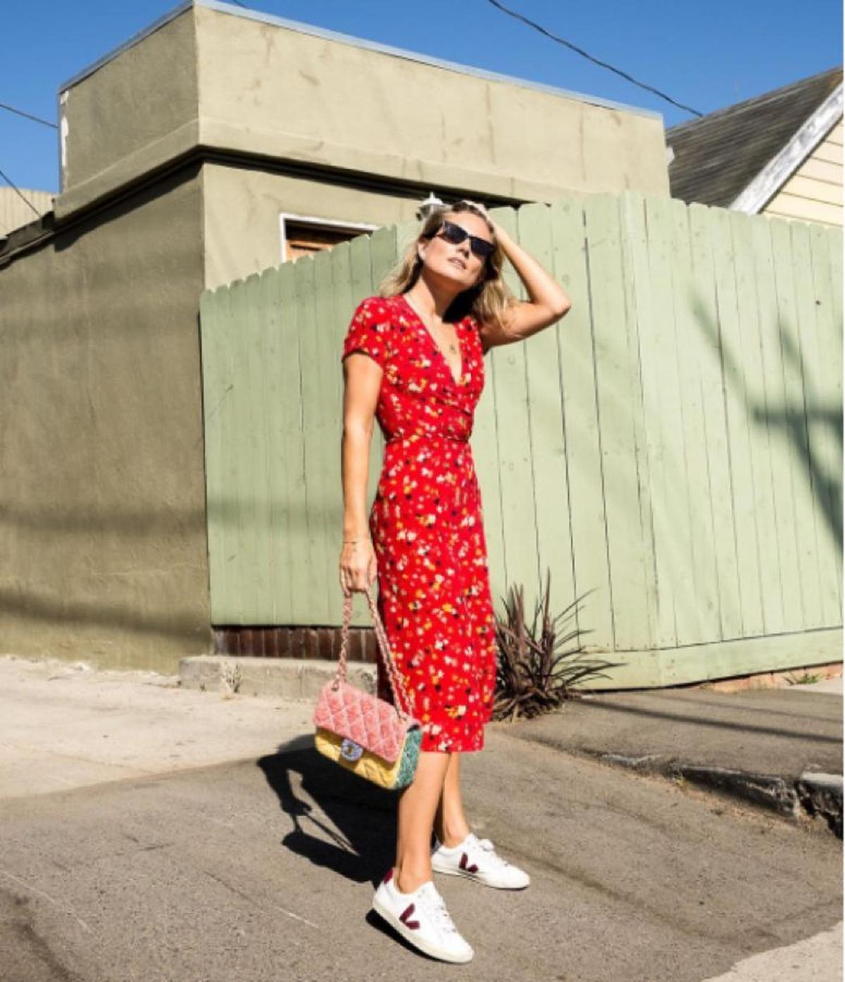 Las zapatillas preferidas de las 'influencers': perfectas con vestido midi