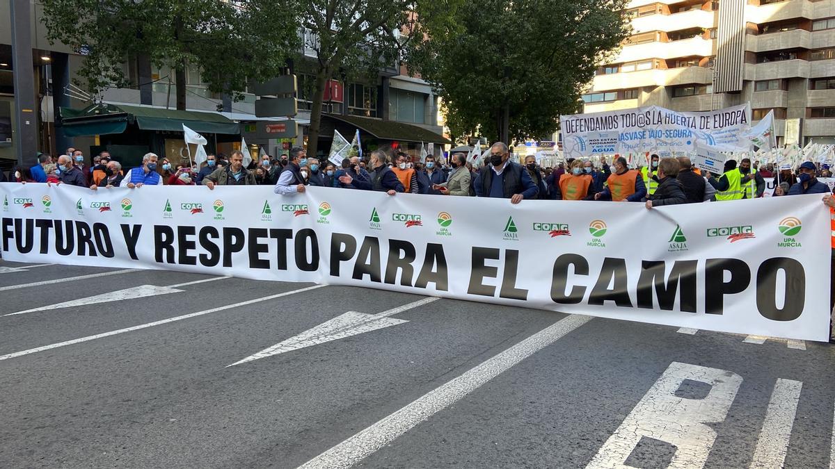 Agricultores concentrados en la avenida Constitución de Murcia.