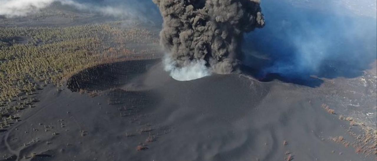 Un hombre que limpiaba ceniza se convierte en el primer muerto tras la erupción en La Palma