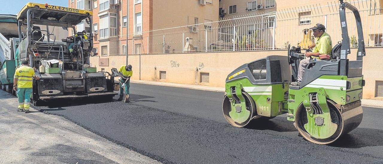 Varios operarios asfaltan una carretera de Cartagena, la semana pasada.