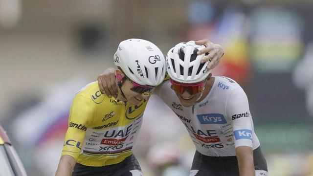 Tadej Pogacar i Isaac del Toro s’abracen al creuar la meta d’Alpe d’Huez en 4a i 5a posició. | GUILLAUME HORCAJUELO / EFE