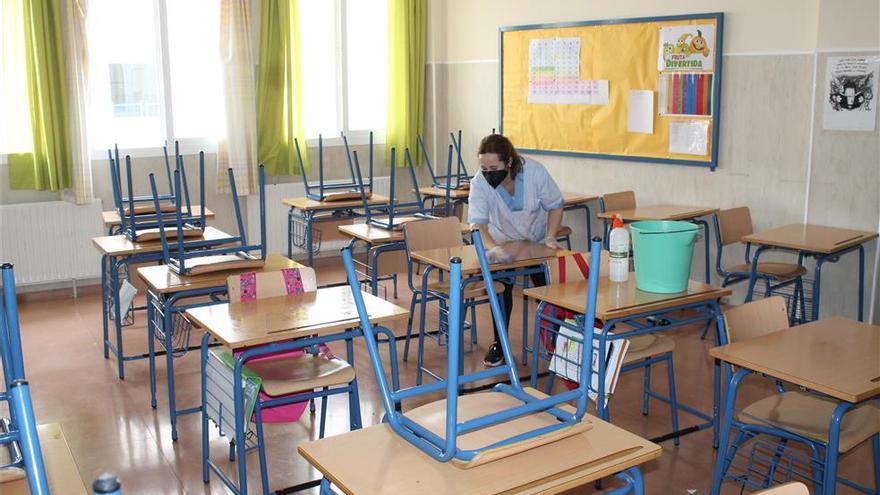 Desinfección de una aula en cuarentena.