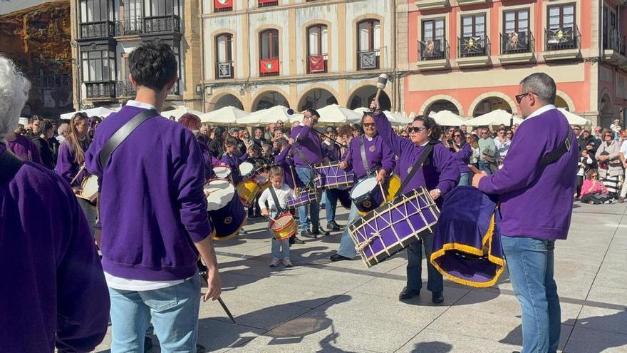 Avilés retumba durante 15 minutos con una espectacular y multitudinaria tamborrada