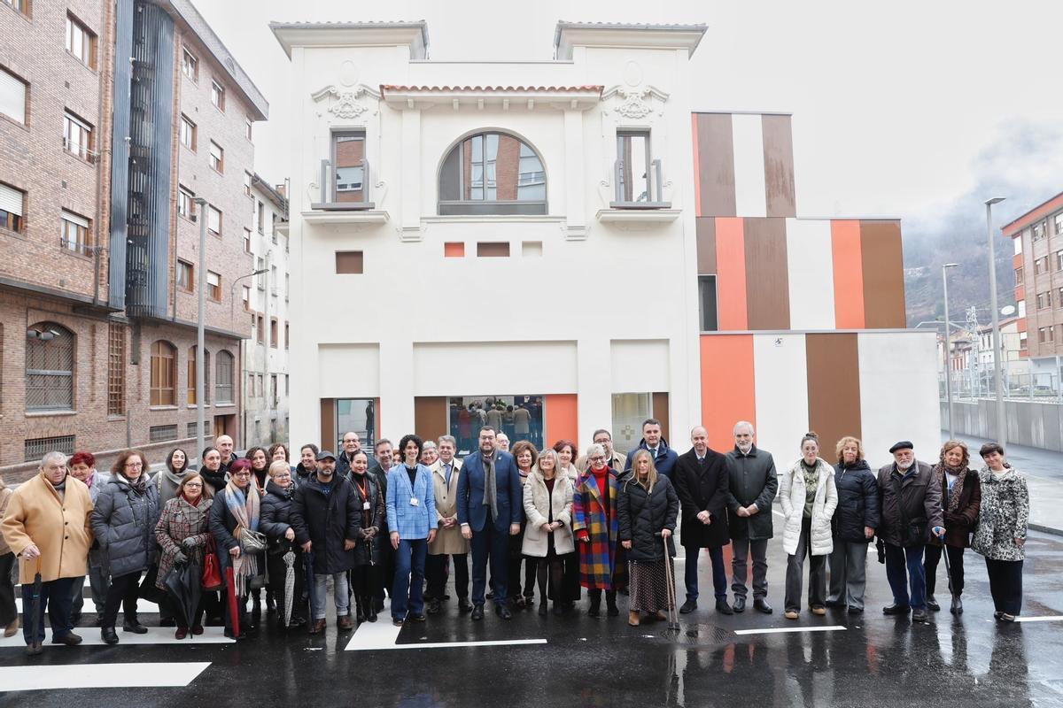 Asistentes a la inauguración del centro de salud, en la restaurada fachada, que perteneció al antiguo Teatro Virginia.