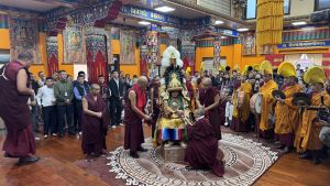 El liderazgo tibetano consulta al oráculo en vísperas del cónclave sobre la sucesión