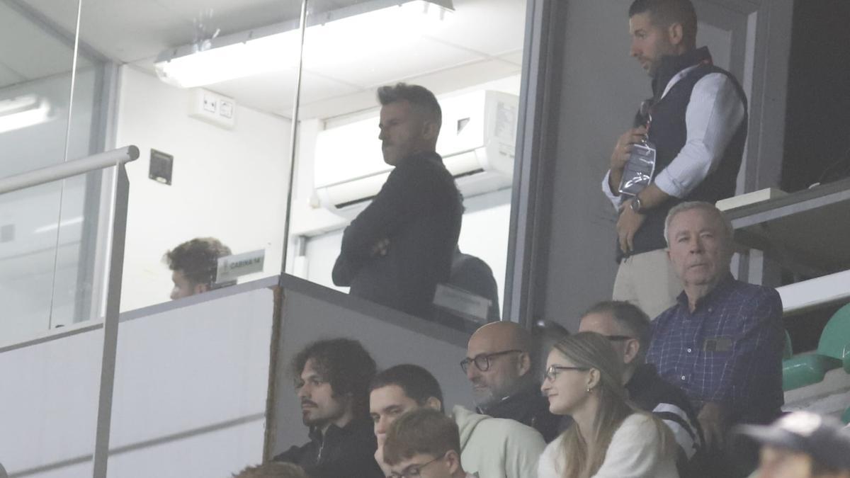 Iván Ania, en una cabina de prensa de El Arcángel siguiendo el cruce ante el Zaragoza.