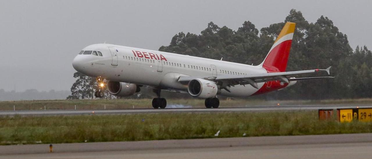 Un avión en el Aeropuerto de Asturias