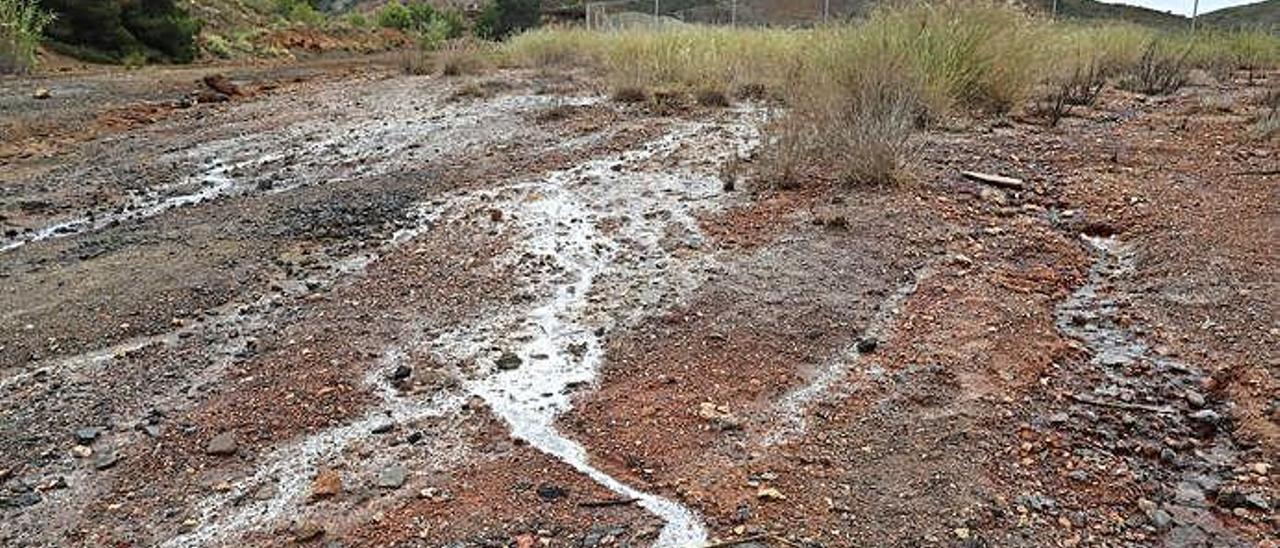 Aguas contaminadas atraviesan la balsa Jenny, en el Llano del Beal