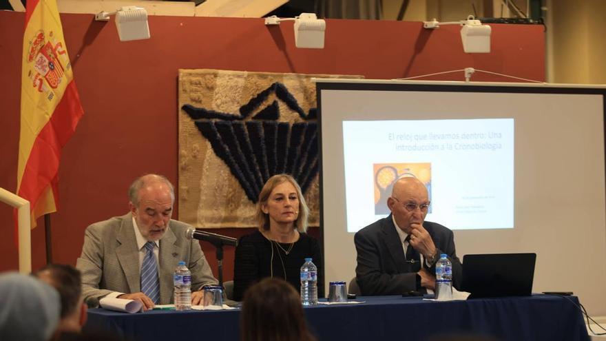 La bióloga Elena Díaz abre el curso de Artes y Oficios con una charla sobre el reloj biológico y su influencia en la salud y el sueño