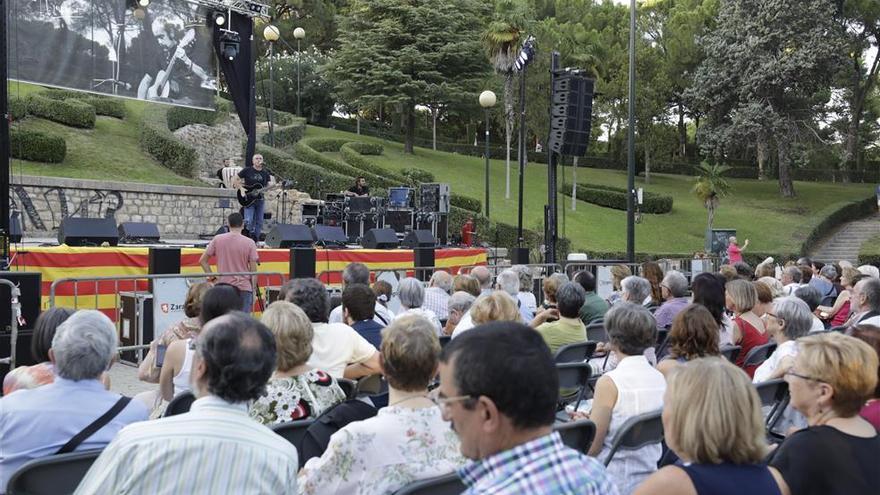 El homenaje a Labordeta congrega a cerca de 3.000 personas en el Parque Grande