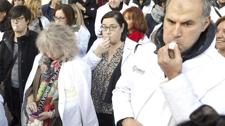 Médicos, protestando ayer a las puertas del Parlamento gallego. // X.A.