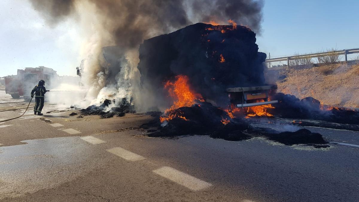 Los bomberos apagan el fuego del camión.