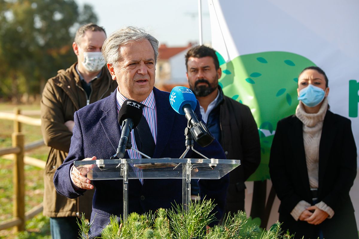 La empresa Fertinyect planta 100 nuevos árboles en el Parque del Flamenco