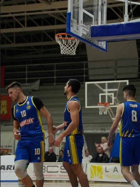 Jugadores del CB Alginet en el partido contra el Benidorm.