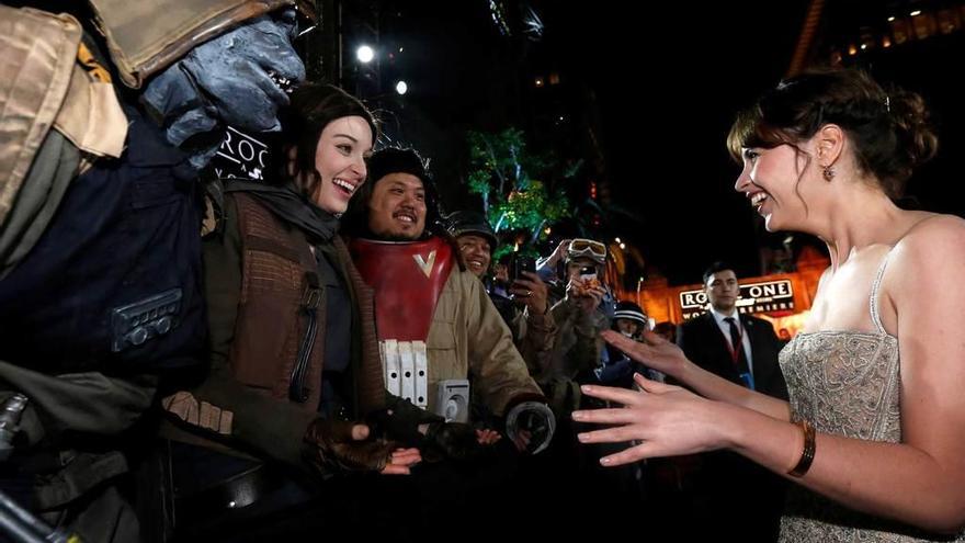 Felicity Jones, con un grupo de fans de la saga, en la première mundial del filme, en Hollywood.