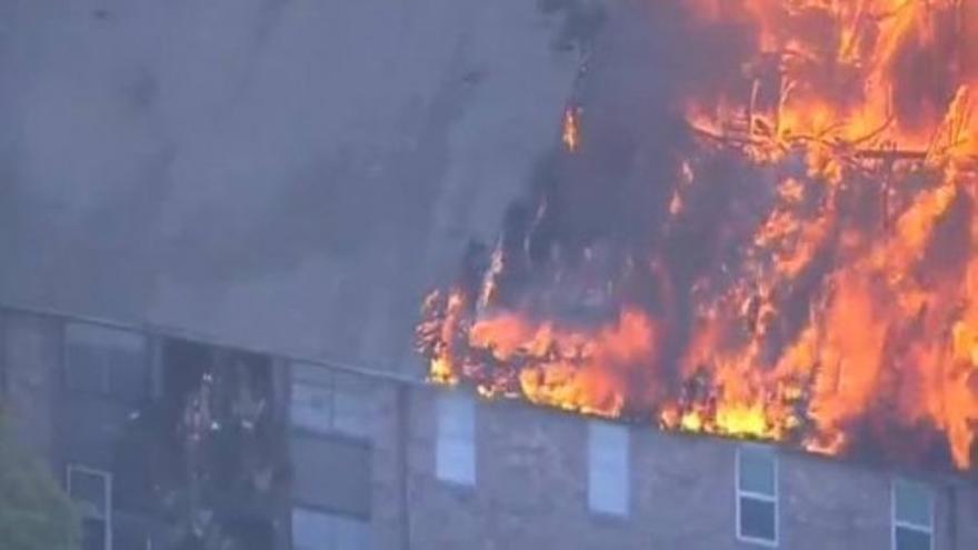 Aparatoso incendio en unos apartamentos en Houston