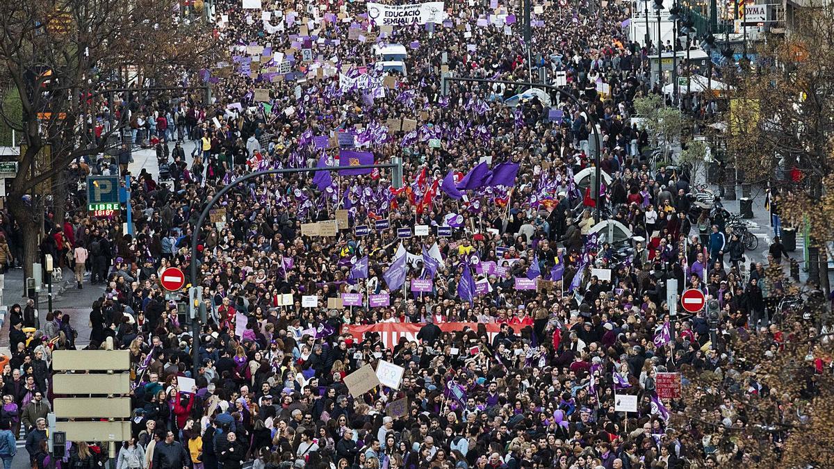 Manifestación del 8M el año pasado a su paso por la calle Xàtiva de València. | GERMÁN CABALLERO