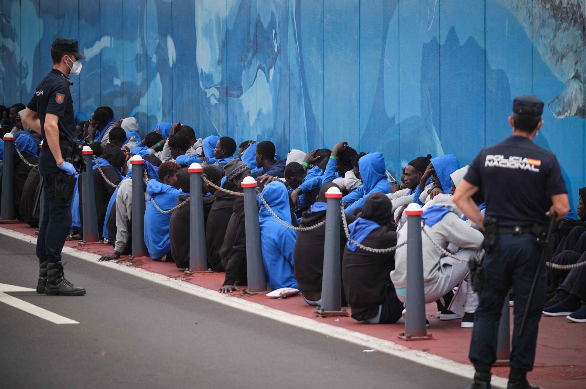 Llegada del ferry Armas con migrantes desde El Hierro