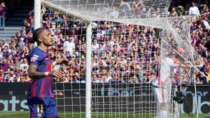 Raphinha lamentándose ante el Rayo Vallecano en el Camp Nou