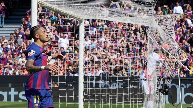 Raphinha lamentándose ante el Rayo Vallecano en el Camp Nou