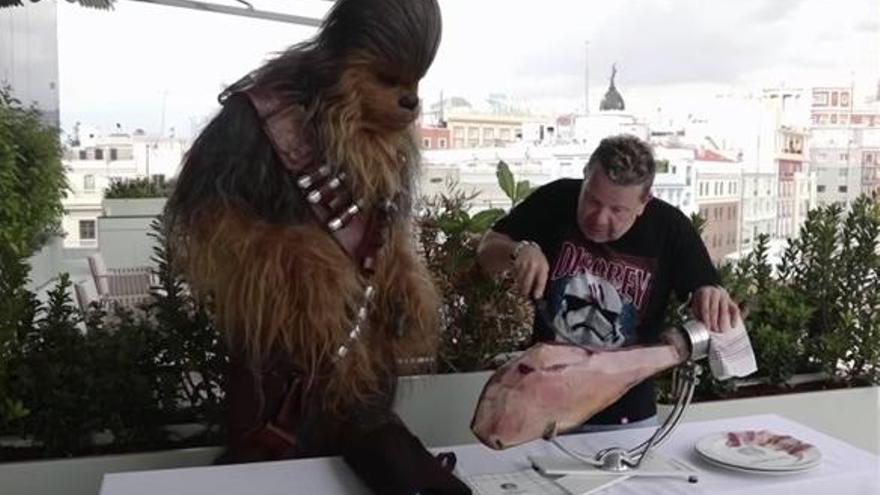 Chicote enseña a Chewbacca cómo cortar jamón