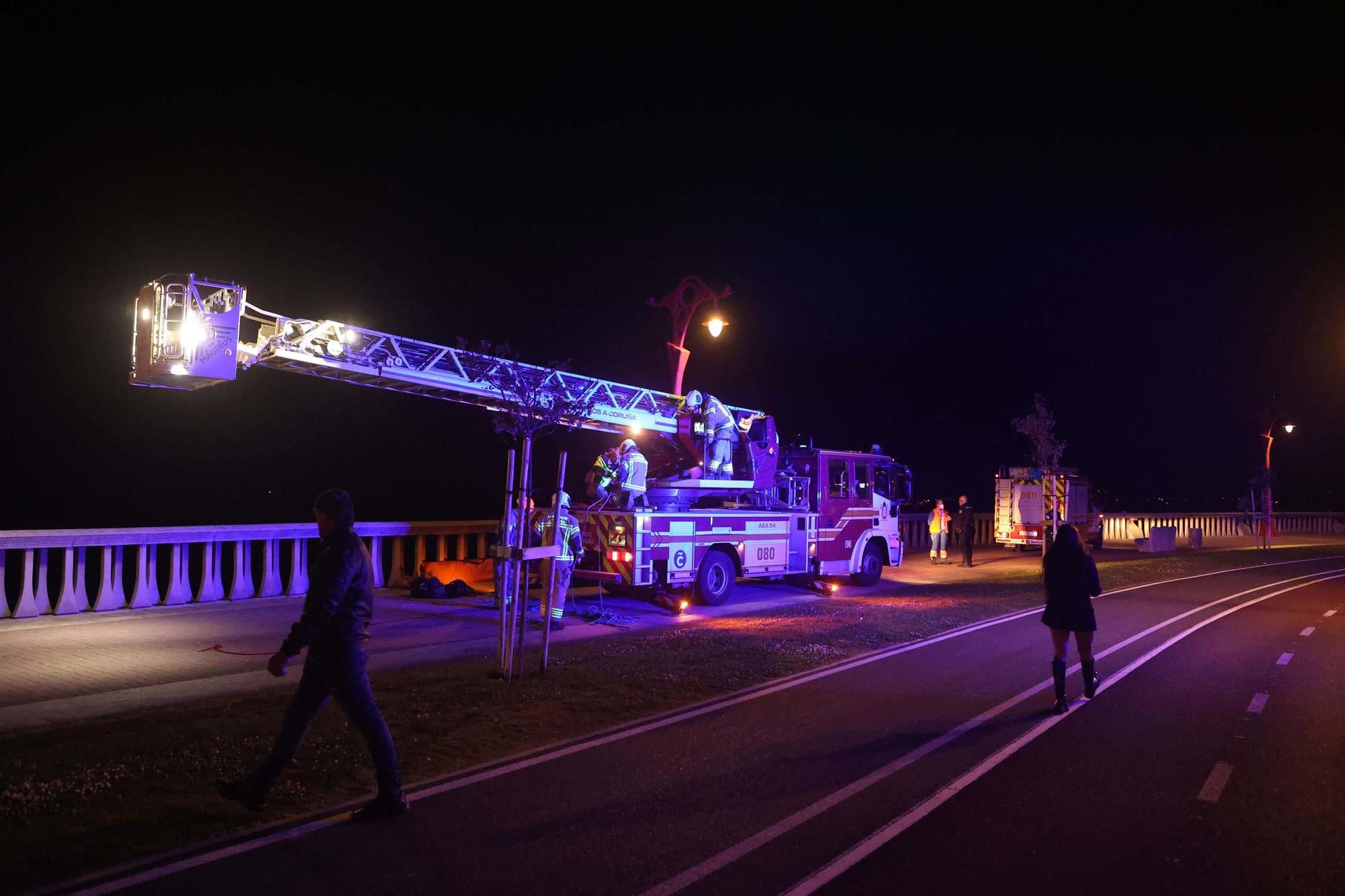 Eddahchouri, rescatado tras caer anoche a las rocas en el paseo marítimo de A Coruña