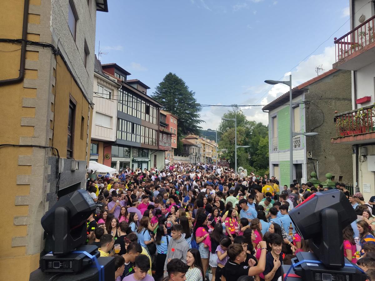 En imágenes: así fue la celebración de las peñas por el centro de Tineo En imágenes: así fue la celebración de las peñas por el centro de Tineo