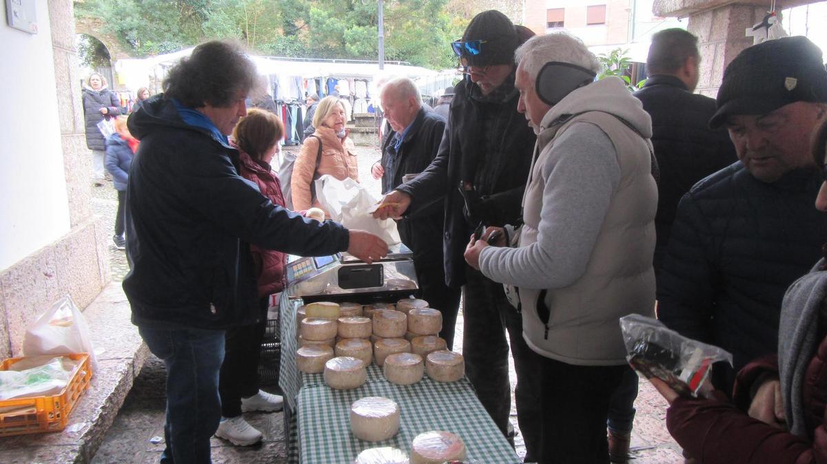 El puesto de La Collada en el mercado de Cangas, este domingo.