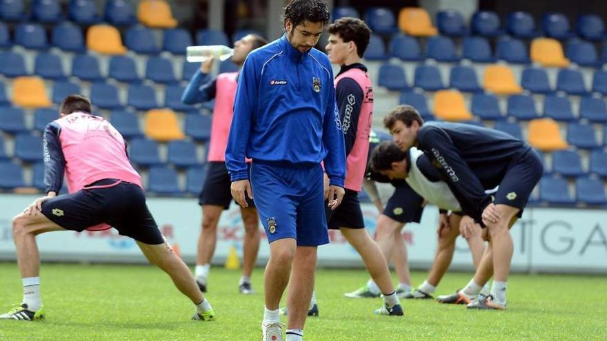 Manu Fernández, con la cabeza cabizbaja en el entrenamiento de ayer en Pasarón. // Rafa Vázquez