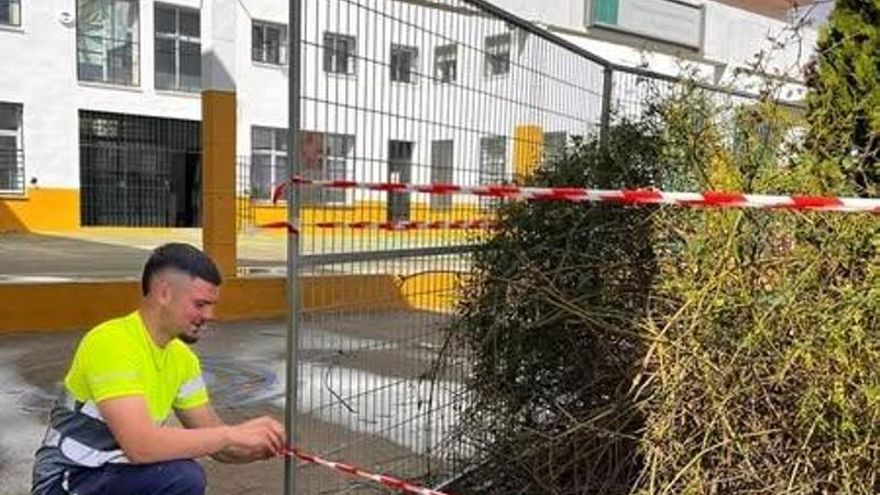 La instalación de toldos comienza en los colegios Europa, Pedagogo García Navarro y Miralbaida de Córdoba